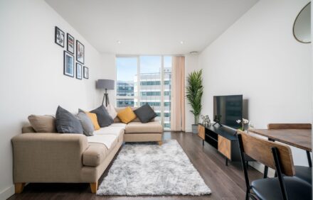 Stunning Croydon Apartment in Iconic Complex